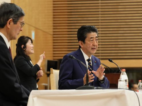 Photograph of the Prime Minister holding the press conference (19)