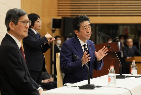 Photograph of the Prime Minister holding the press conference (20)