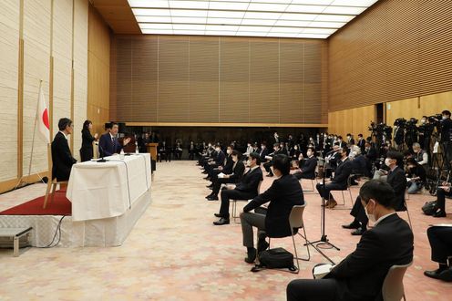 Photograph of the Prime Minister holding the press conference (21)