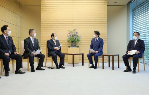 Photograph of the Prime Minister receiving the request (3)