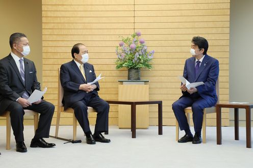 Photograph of the Prime Minister receiving the request (4)