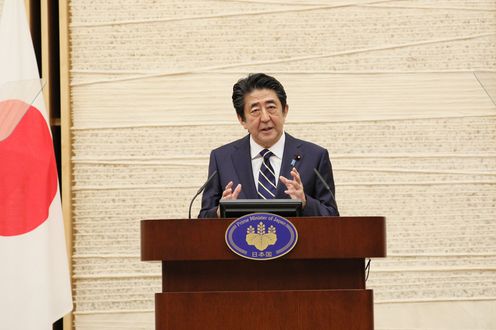 Photograph of the Prime Minister holding the press conference (6)