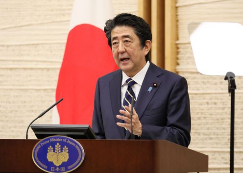 Photograph of the Prime Minister holding the press conference (7)