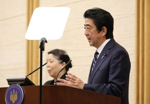 Photograph of the Prime Minister holding the press conference (9)