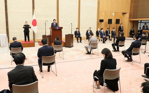 Photograph of the Prime Minister holding the press conference (10)