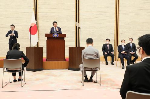 Photograph of the Prime Minister holding the press conference (11)