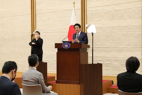 Photograph of the Prime Minister holding the press conference (12)