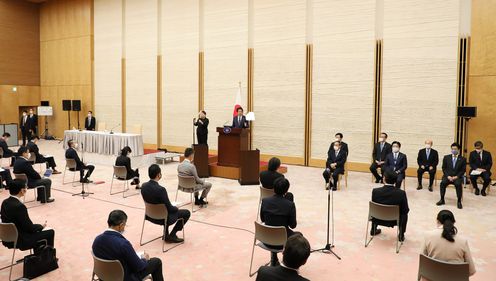 Photograph of the Prime Minister holding the press conference (13)