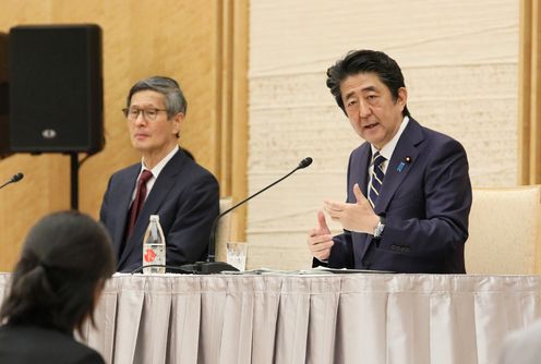 Photograph of the Prime Minister holding the press conference (14)