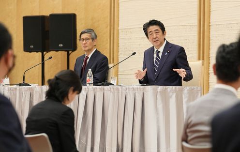 Photograph of the Prime Minister holding the press conference (15)