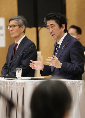 Photograph of the Prime Minister holding the press conference (16)