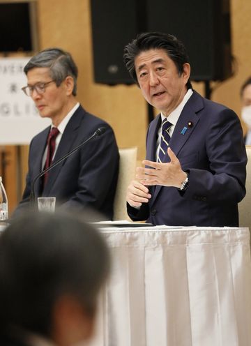 Photograph of the Prime Minister holding the press conference (17)