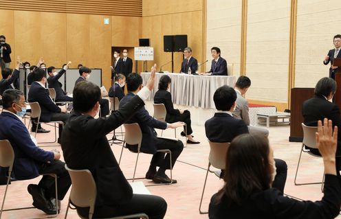 Photograph of the Prime Minister holding the press conference (19)