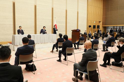 Photograph of the Prime Minister holding the press conference (20)