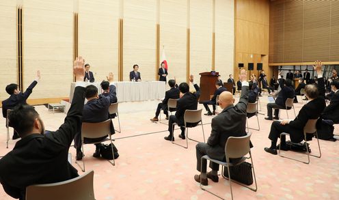 Photograph of the Prime Minister holding the press conference (21)