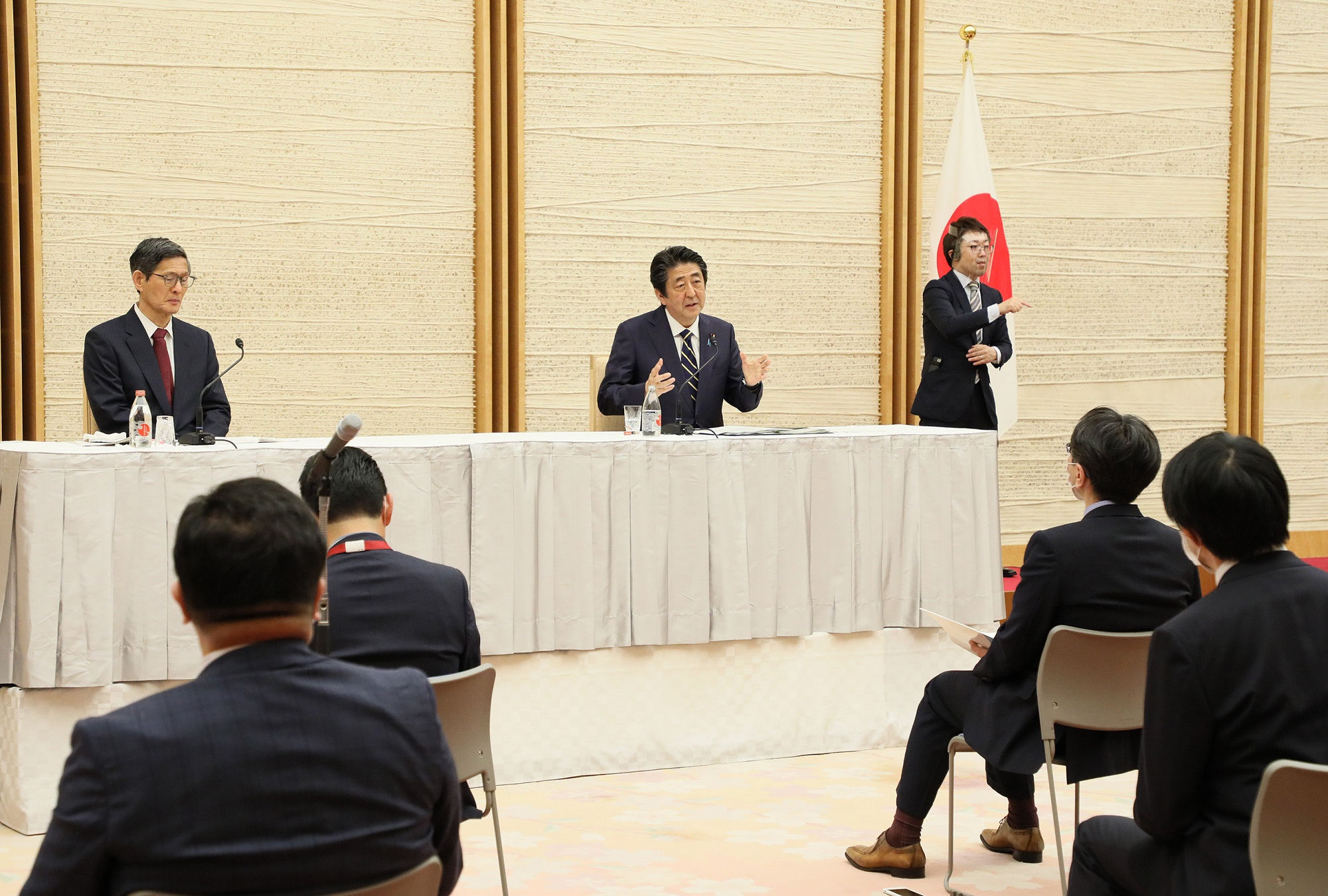 Photograph of the Prime Minister holding the press conference (22)