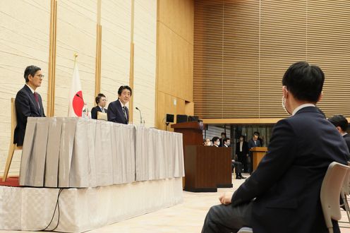 Photograph of the Prime Minister holding the press conference (23)
