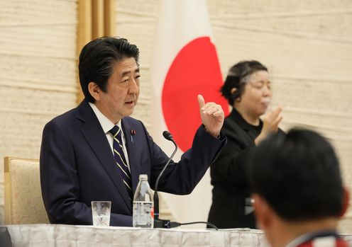 Photograph of the Prime Minister holding the press conference (25)