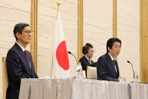 Photograph of the Prime Minister holding the press conference (28)