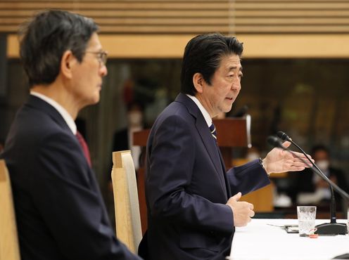 Photograph of the Prime Minister holding the press conference (29)