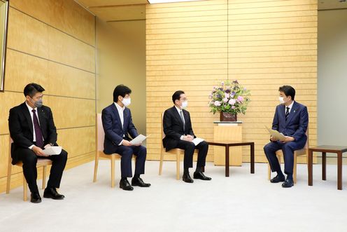 Photograph of the Prime Minister receiving the proposal（5）