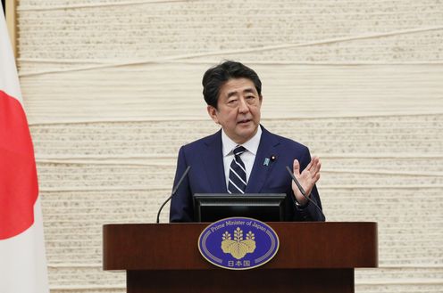 Photograph of the Prime Minister holding the press conference (1)