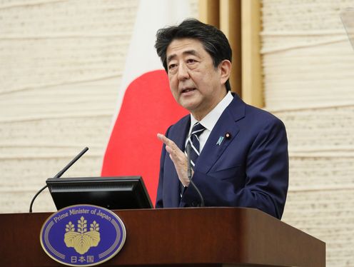 Photograph of the Prime Minister holding the press conference (3)