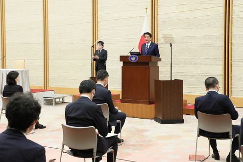 Photograph of the Prime Minister holding the press conference (4)