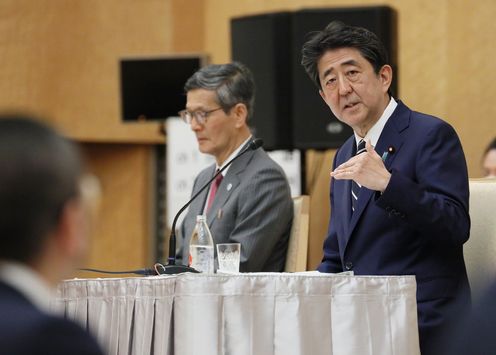 Photograph of the Prime Minister holding the press conference (5)