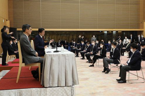 Photograph of the Prime Minister holding the press conference (6)