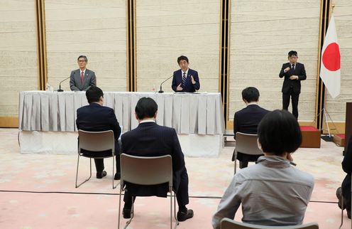 Photograph of the Prime Minister holding the press conference (7)