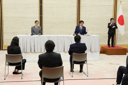 Photograph of the Prime Minister holding the press conference (8)