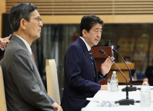 Photograph of the Prime Minister holding the press conference (9)