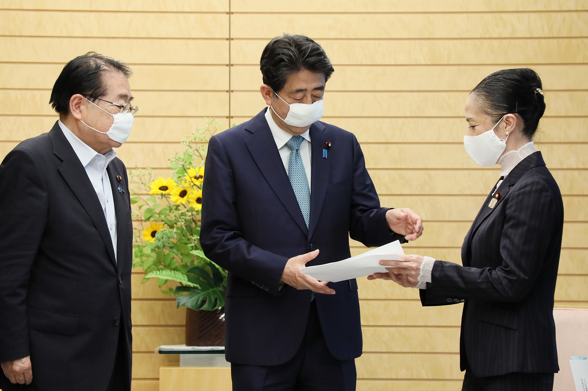 Photograph of the Prime Minister receiving the proposal (3)