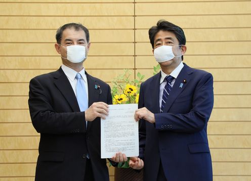 Photograph of the Prime Minister receiving the proposal (1)