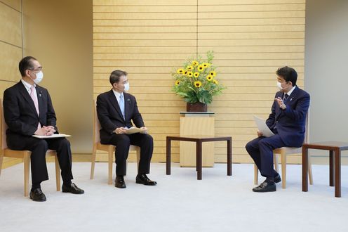 Photograph of the Prime Minister receiving the proposal (3)