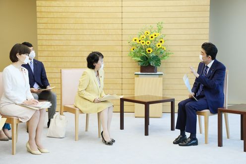 Photograph of the Prime Minister receiving the proposal (3)