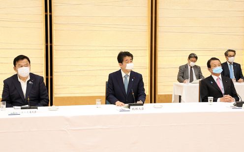 Photograph of the Prime Minister making a statement (1)