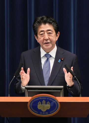 Photograph of the Prime Minister holding the press conference (5)