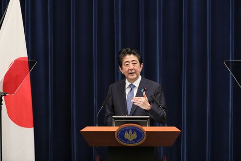 Photograph of the Prime Minister holding the press conference (8)