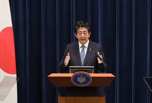 Photograph of the Prime Minister holding the press conference (9)