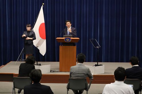 Photograph of the Prime Minister holding the press conference (12)