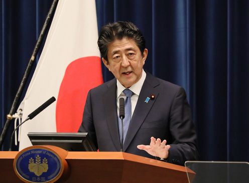 Photograph of the Prime Minister holding the press conference (17)