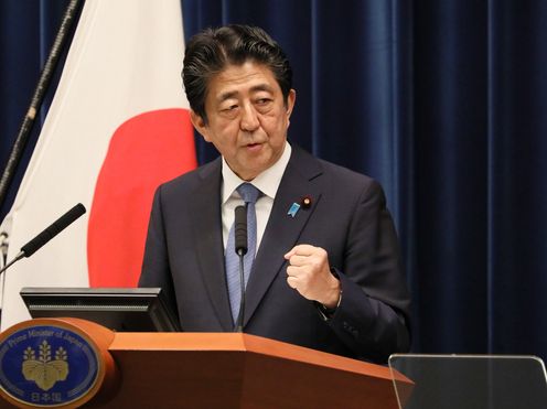 Photograph of the Prime Minister holding the press conference (18)