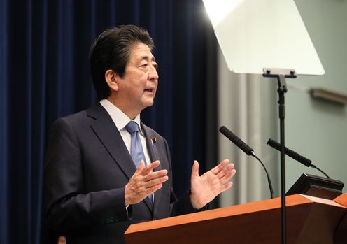 Photograph of the Prime Minister holding the press conference (22)