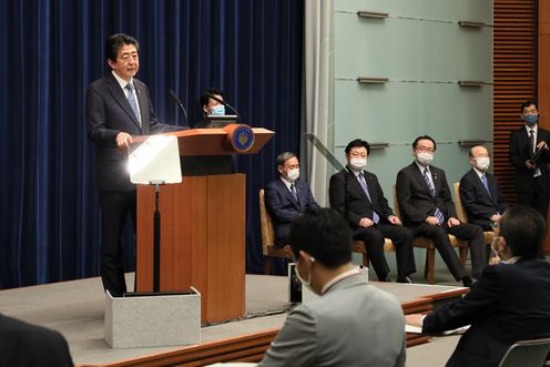 Photograph of the Prime Minister holding the press conference (24)