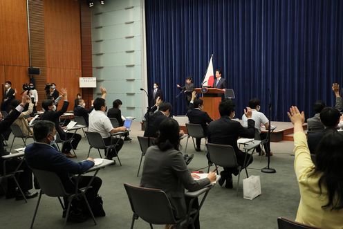 Photograph of the Prime Minister holding the press conference (25)