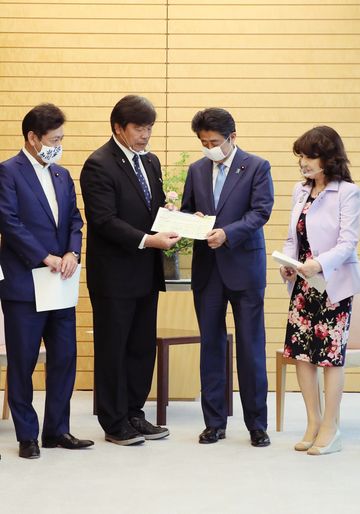 Photograph of the Prime Minister receiving the proposal (2)