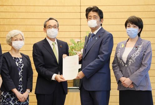 Photograph of the Prime Minister receiving the report (1)