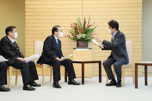 Photograph of the Prime Minister receiving the proposal (2)